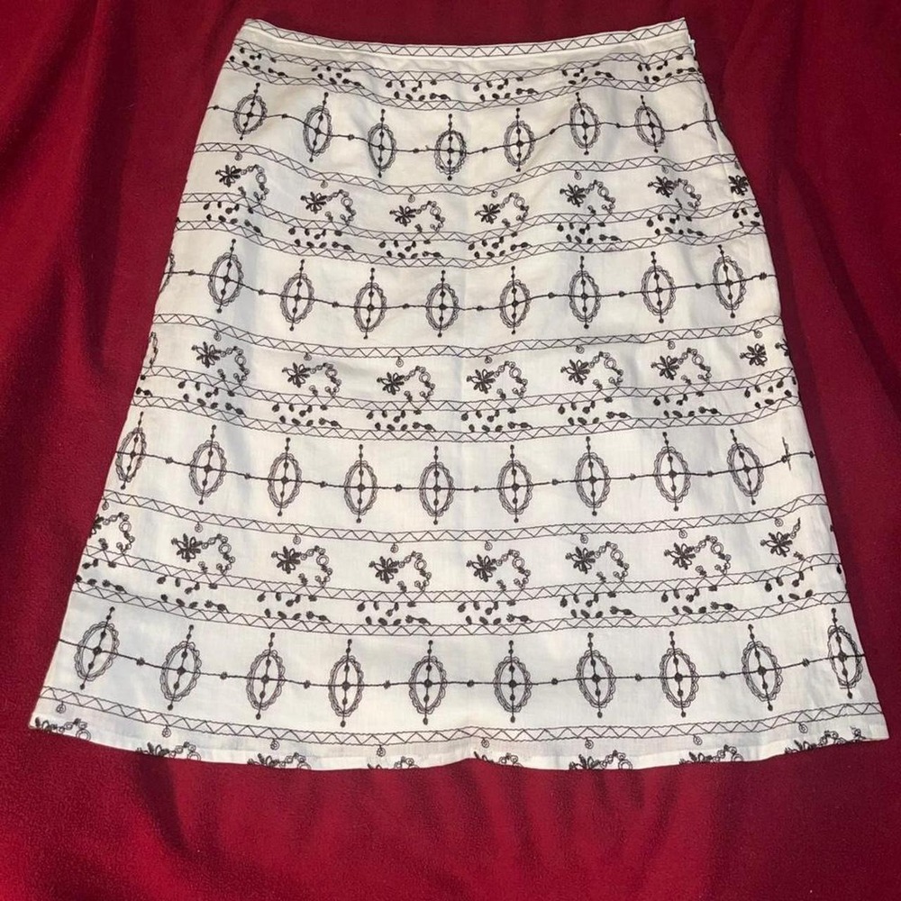 Ann Taylor white skirt with black embroidery Size‎ 8p